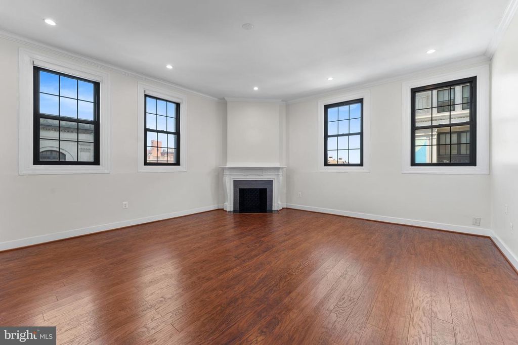 Image 12 of property listing at 1 E CHASE ST #305, Baltimore, MD 21202