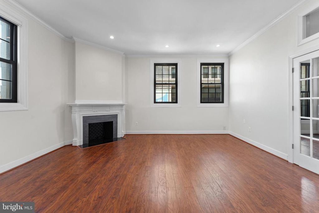 Image 13 of property listing at 1 E CHASE ST #305, Baltimore, MD 21202