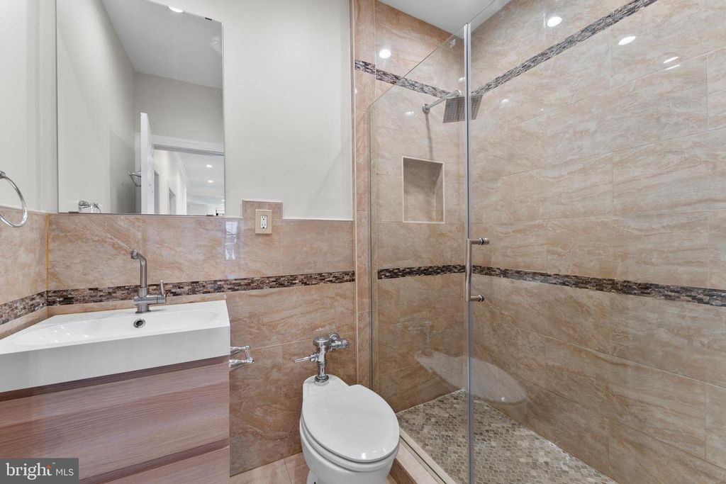 Image 14 of property listing at 1 E CHASE ST #305, Baltimore, MD 21202