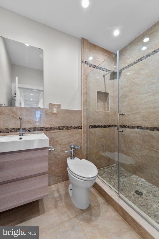 Image 15 of property listing at 1 E CHASE ST #305, Baltimore, MD 21202