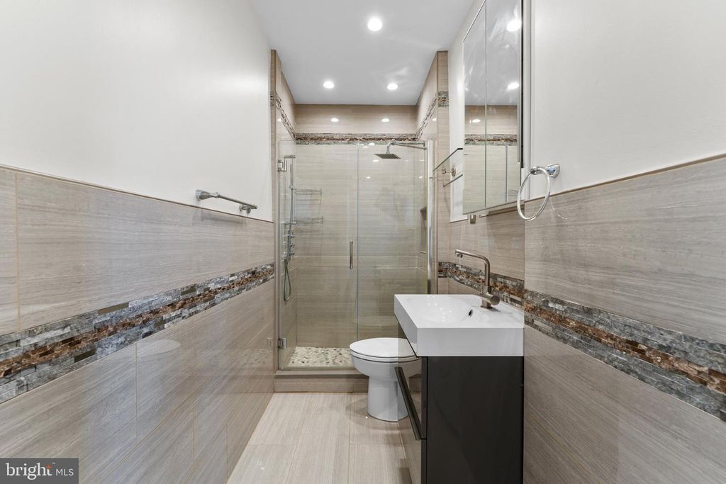 Image 22 of property listing at 1 E CHASE ST #305, Baltimore, MD 21202