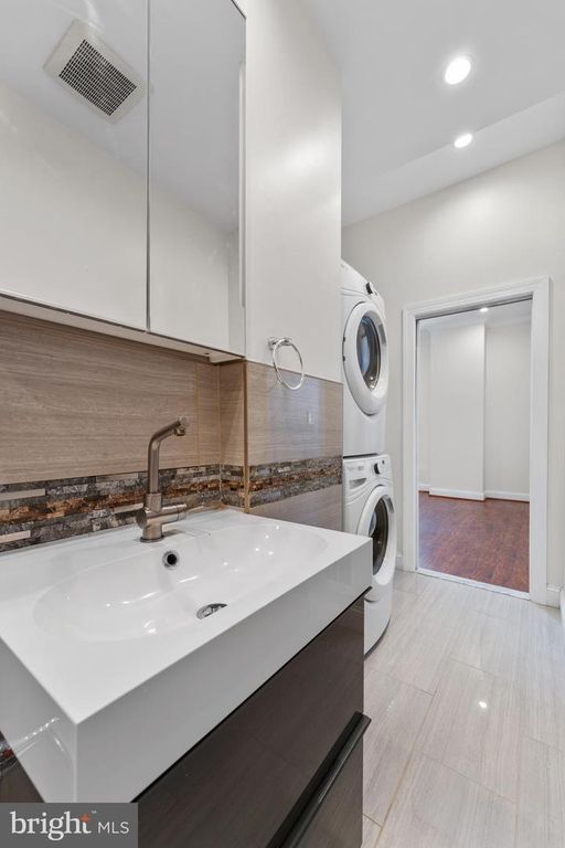 Image 23 of property listing at 1 E CHASE ST #305, Baltimore, MD 21202