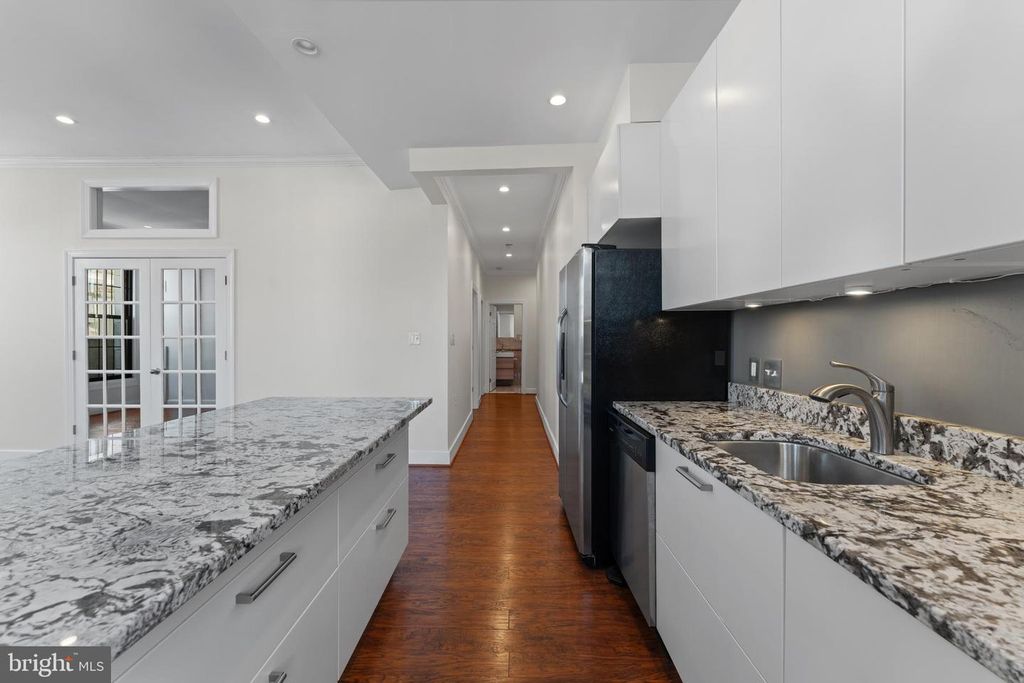 Image 5 of property listing at 1 E CHASE ST #305, Baltimore, MD 21202