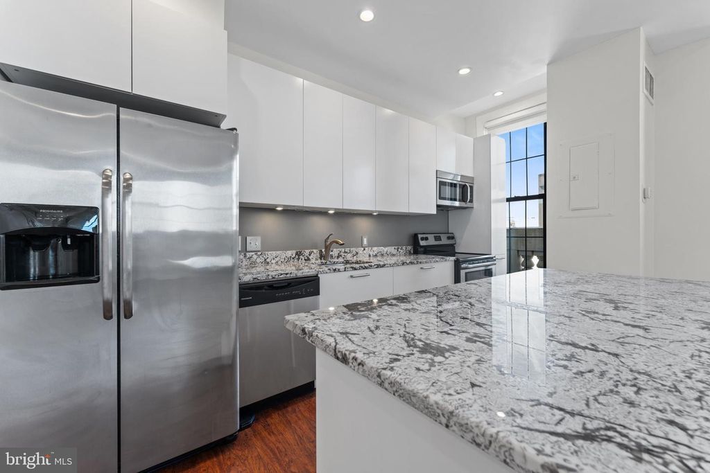 Image 6 of property listing at 1 E CHASE ST #305, Baltimore, MD 21202