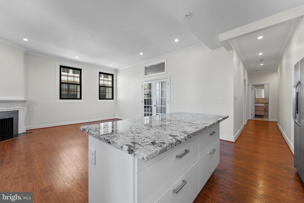 Image 7 of property listing at 1 E CHASE ST #305, Baltimore, MD 21202