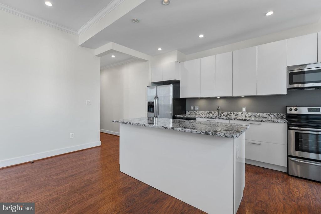 Image 9 of property listing at 1 E CHASE ST #305, Baltimore, MD 21202