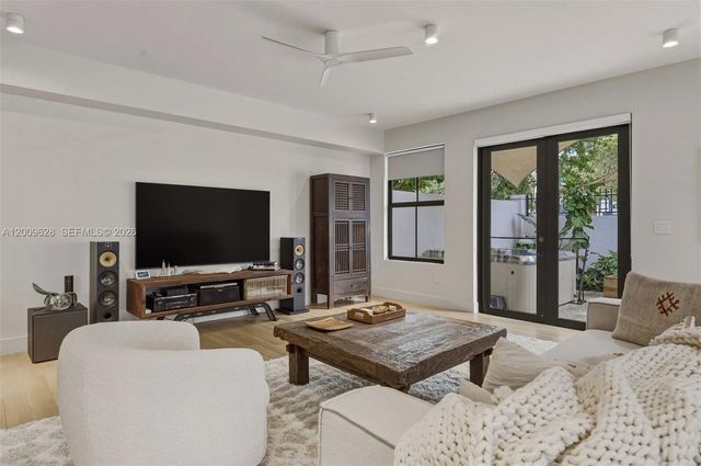 3036 Mcdonald Street, Miami, FL 33133