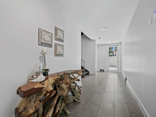 471 ISLAND CIRCLE, Sarasota, FL 34242