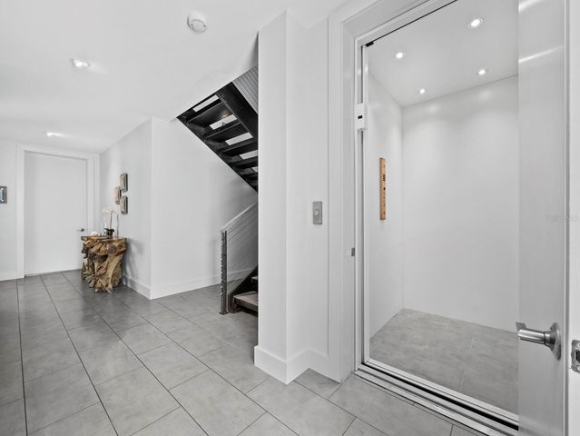 471 ISLAND CIRCLE, Sarasota, FL 34242