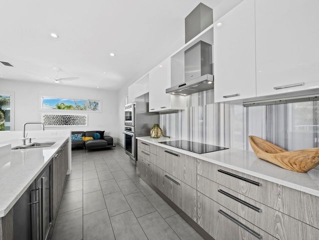 471 ISLAND CIRCLE, Sarasota, FL 34242