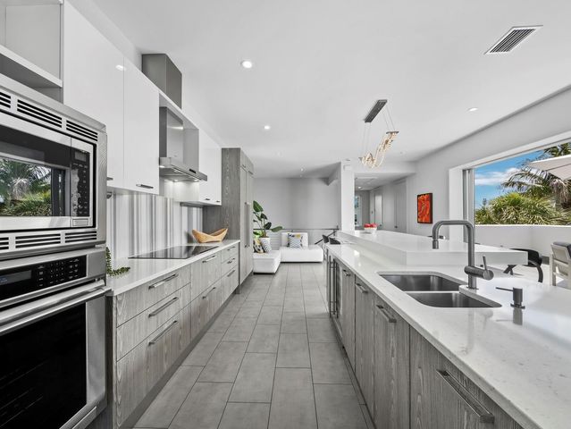 471 ISLAND CIRCLE, Sarasota, FL 34242