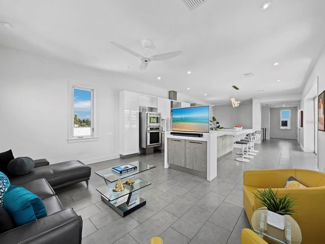 471 ISLAND CIRCLE, Sarasota, FL 34242