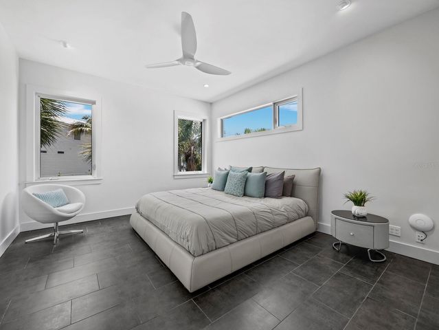 471 ISLAND CIRCLE, Sarasota, FL 34242