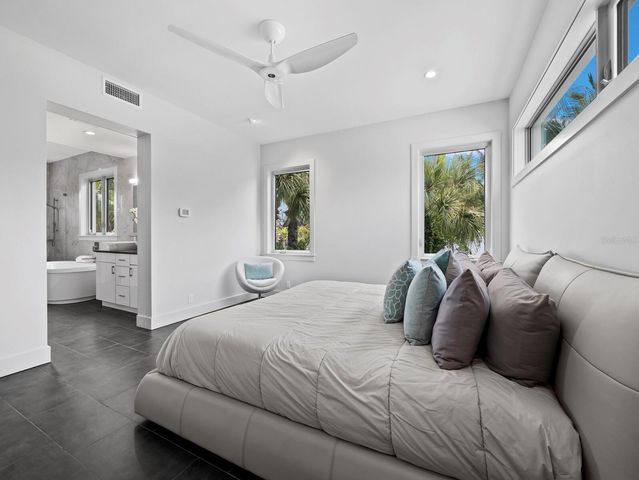 471 ISLAND CIRCLE, Sarasota, FL 34242