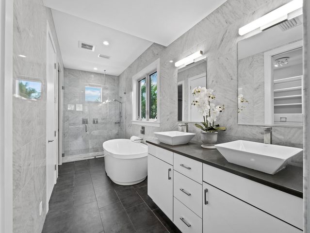 471 ISLAND CIRCLE, Sarasota, FL 34242