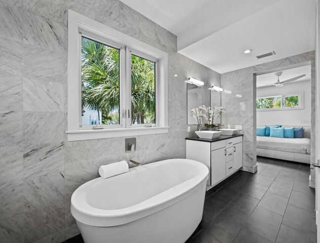 471 ISLAND CIRCLE, Sarasota, FL 34242