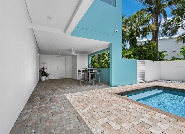 471 ISLAND CIRCLE, Sarasota, FL 34242