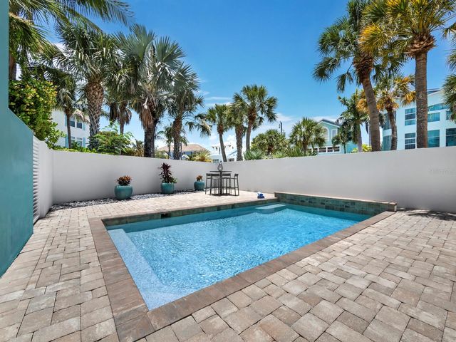 471 ISLAND CIRCLE, Sarasota, FL 34242