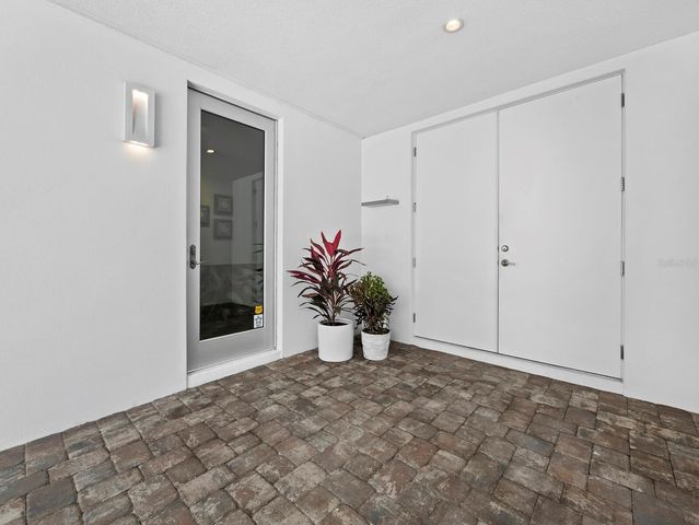471 ISLAND CIRCLE, Sarasota, FL 34242
