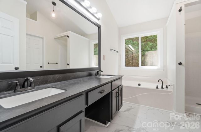 13901 Kings Carriage Lane, Charlotte, NC 28278