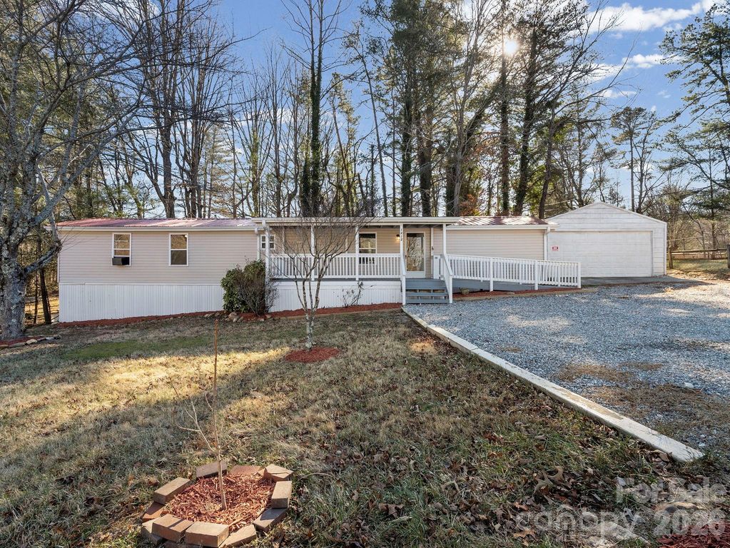 1212 Easy Street, Hendersonville, NC 28791