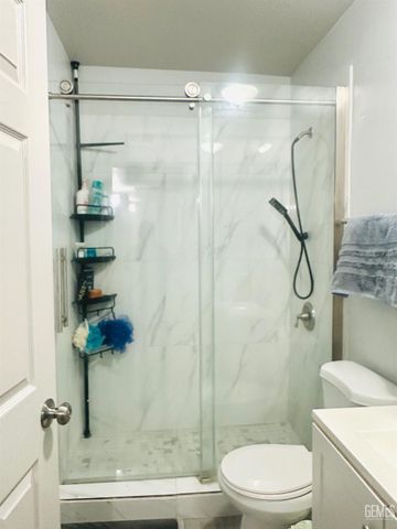 6004 Almendra Avenue B, Bakersfield, CA 93309