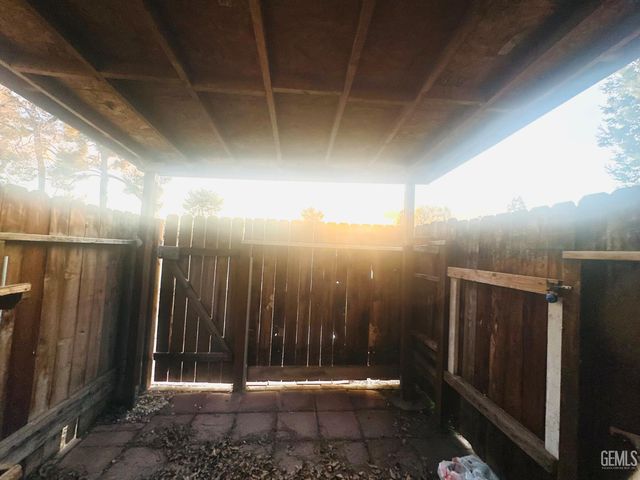 6004 Almendra Avenue B, Bakersfield, CA 93309