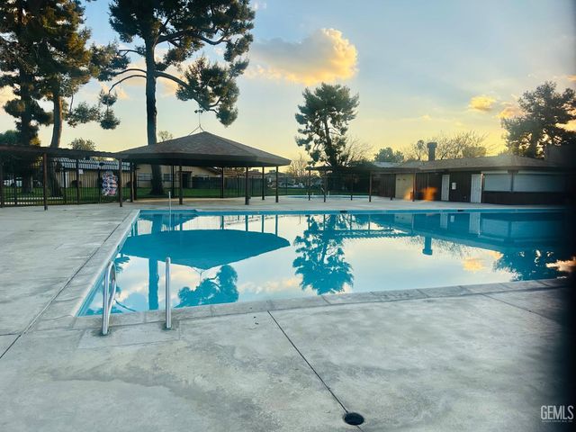 6004 Almendra Avenue B, Bakersfield, CA 93309