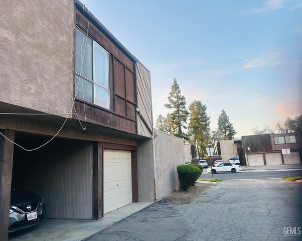 6004 Almendra Avenue B, Bakersfield, CA 93309