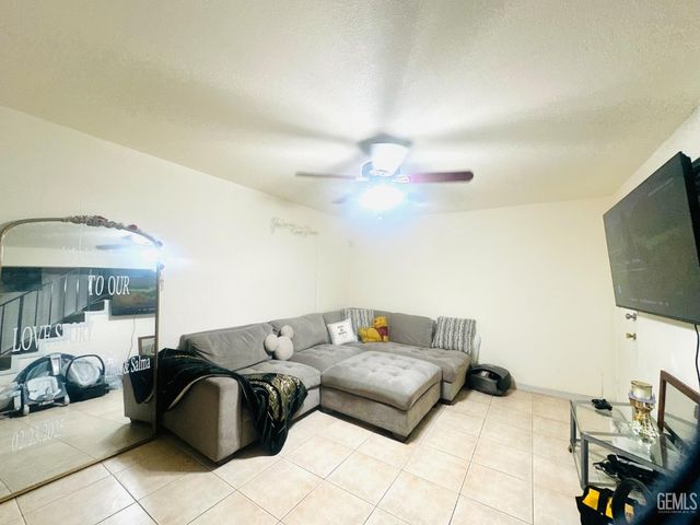 6004 Almendra Avenue B, Bakersfield, CA 93309