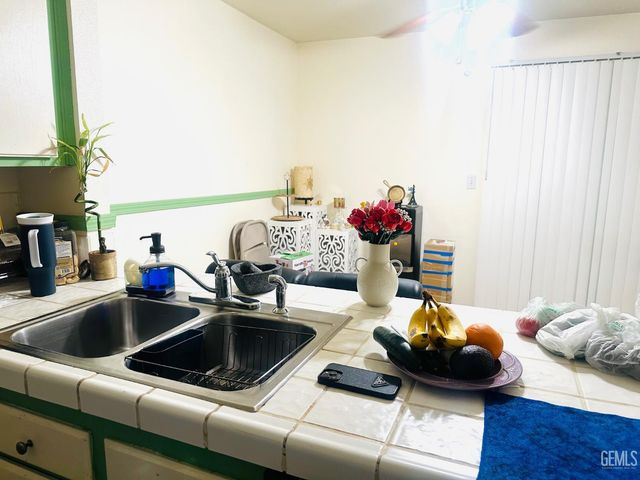 6004 Almendra Avenue B, Bakersfield, CA 93309