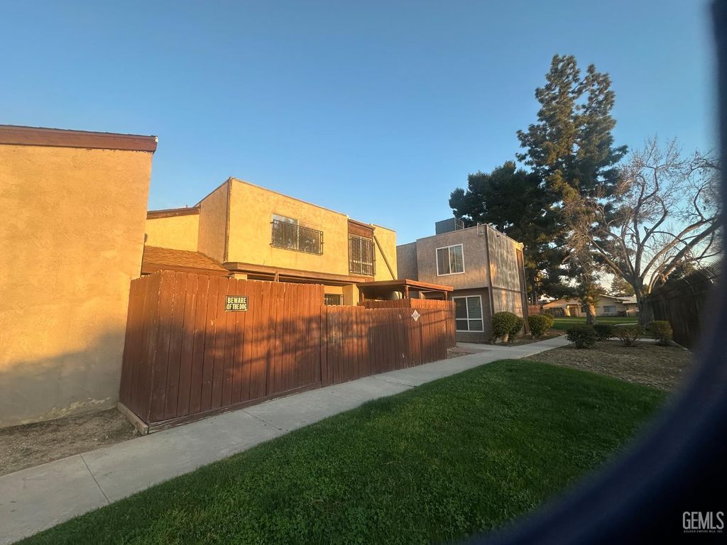 6004 Almendra Avenue B, Bakersfield, CA 93309