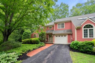 60 Peninsula Drive, Stratham, NH 03885