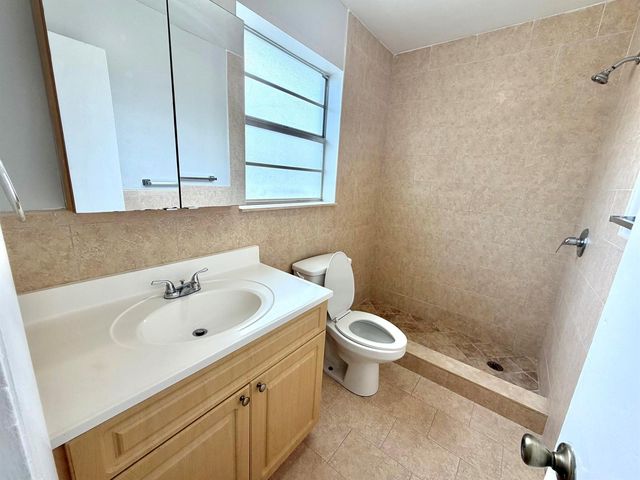 915 NE 8th Street 202, Hallandale Beach, FL 33009