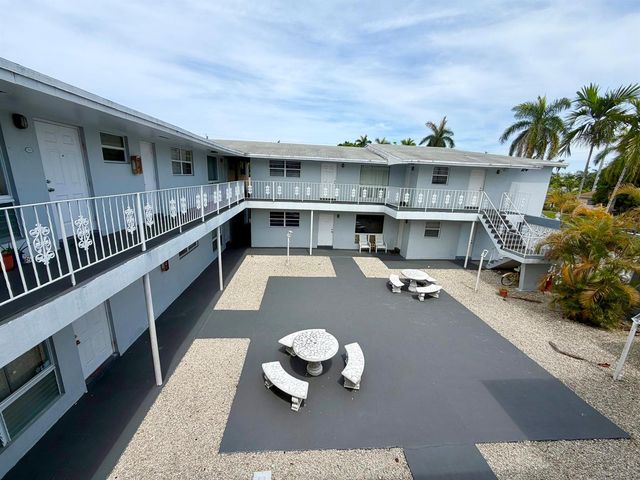 915 NE 8th Street 202, Hallandale Beach, FL 33009