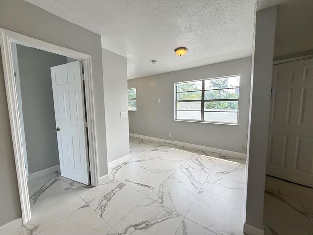 915 NE 8th Street 202, Hallandale Beach, FL 33009