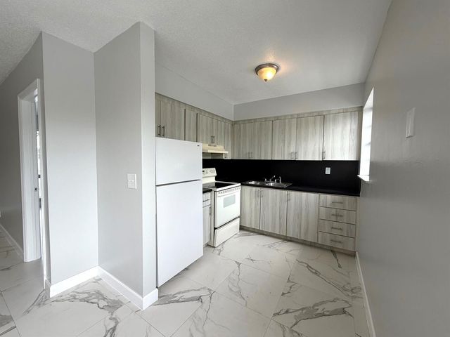 915 NE 8th Street 202, Hallandale Beach, FL 33009