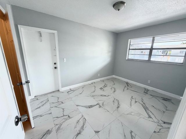 915 NE 8th Street 202, Hallandale Beach, FL 33009