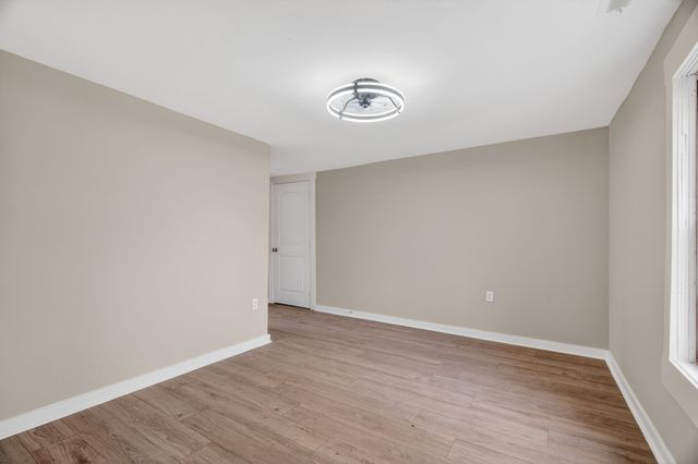 946 Clearview Rd, Cottontown, TN 37048