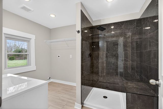 946 Clearview Rd, Cottontown, TN 37048