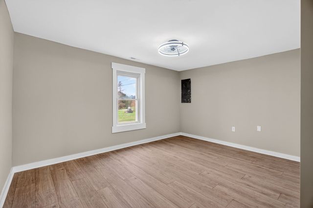 946 Clearview Rd, Cottontown, TN 37048