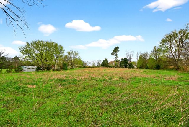 946 Clearview Rd, Cottontown, TN 37048