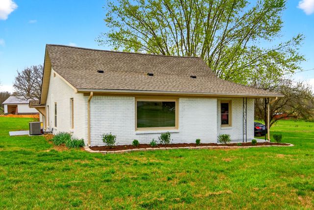 946 Clearview Rd, Cottontown, TN 37048