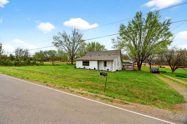 946 Clearview Rd, Cottontown, TN 37048