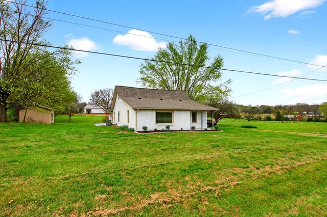 946 Clearview Rd, Cottontown, TN 37048