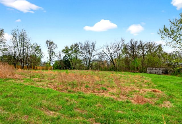 946 Clearview Rd, Cottontown, TN 37048