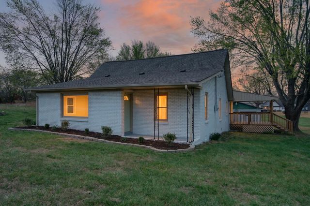 946 Clearview Rd, Cottontown, TN 37048