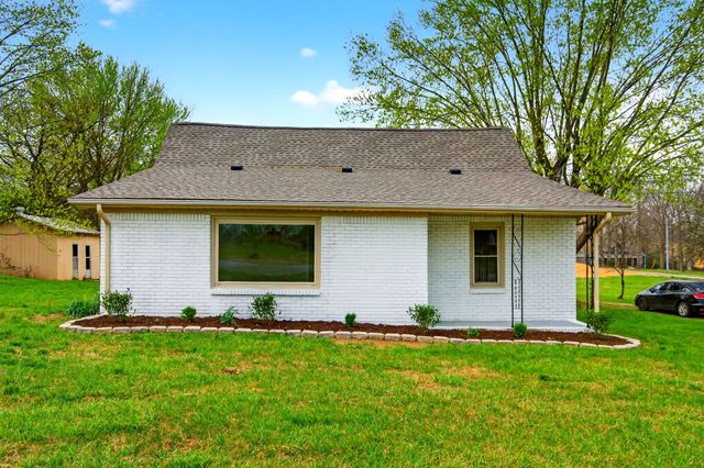 946 Clearview Rd, Cottontown, TN 37048