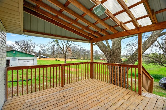 946 Clearview Rd, Cottontown, TN 37048