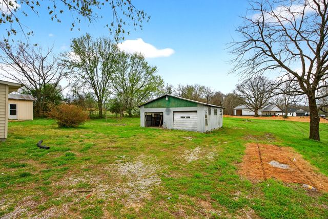 946 Clearview Rd, Cottontown, TN 37048